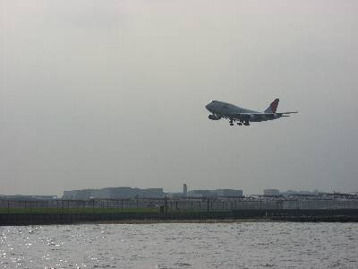 羽田沖から B-747 の着陸を見る