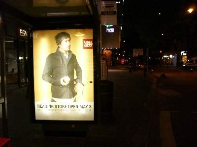 バス停にあった UNIQLO の広告看板