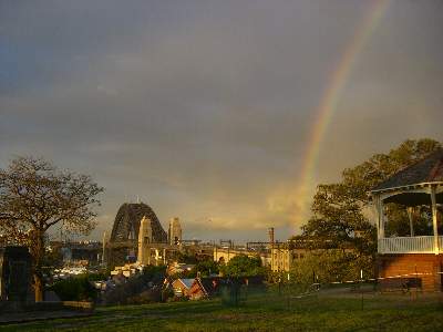 虹とシドニーハーバーブリッジ