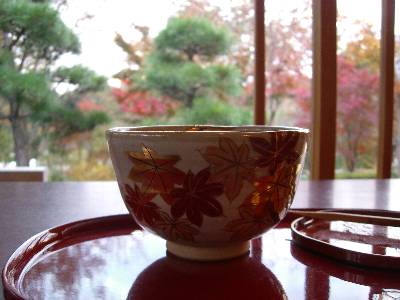 モミジ柄のお茶碗と、紅葉