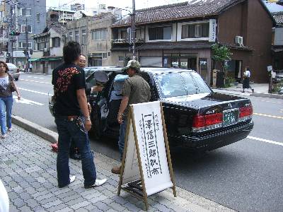 一澤信三郎帆布店前で客待ちをするタクシー