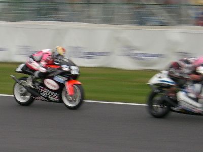 GP-250 決勝で 4 位の選手を追う関口選手 (写真左)