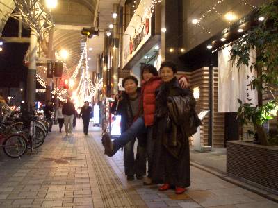 満足して橘通りを歩く母、妻、妻の母