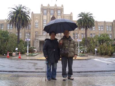 宮崎県庁前で記念撮影する奥村の両親