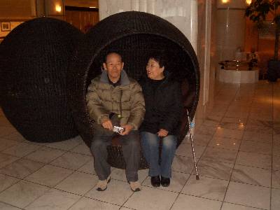 宮崎観光ホテルロビーの椅子で休憩する奥村の両親