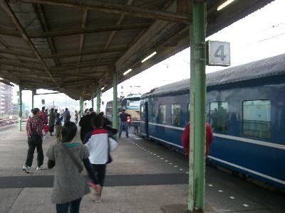 下関駅で機関車が離れていくところ