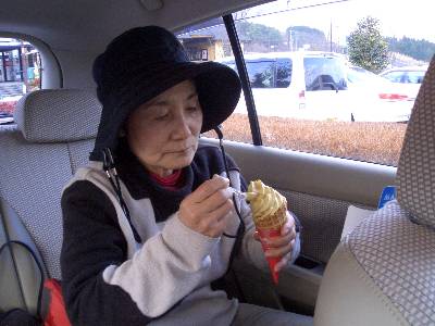 焼き芋ソフトクリームを食べる母