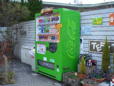 緑色のコカコーラ自販機