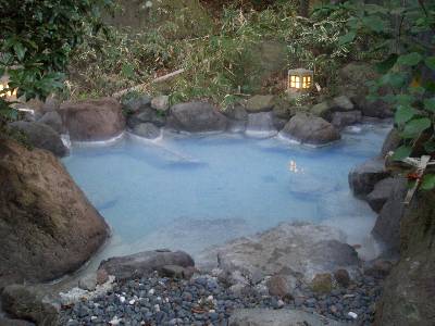 お湯が青い泰葉の露天風呂