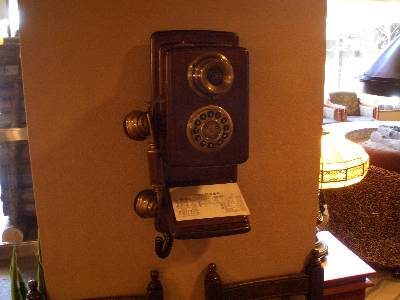 泰葉ロビーのレトロ調電話機