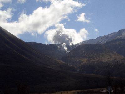 噴煙を上げる硫黄山のアップ
