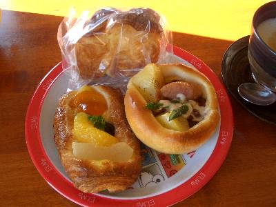 奥村の食べたパン - キューティー、ブラウンシチュー、フルーツプランター