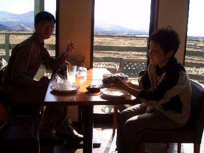 広大な田んぼと、阿蘇の山並みを見ながらの食事