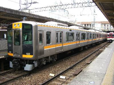 西大寺駅ホームに停車する阪神 9000 系