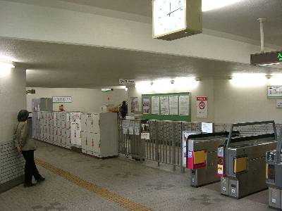 西ノ京駅改札部分 (コインロッカーの向こうにも自動改札機がある)