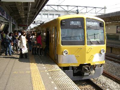 西所沢から西武球場前行きの電車