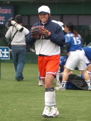 ウォームアップ投球中の上野由岐子投手