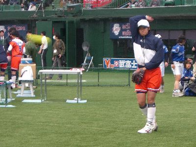 ウォームアップ投球中の上野由岐子投手

