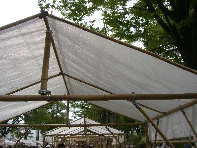テントの骨組みが竹製
