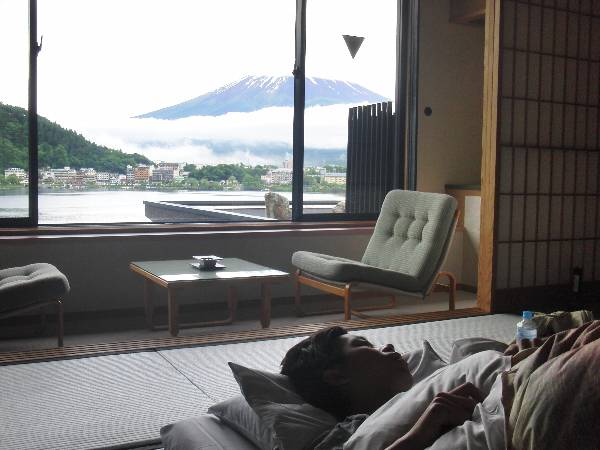 富士山の絶景を無視して寝る奥村