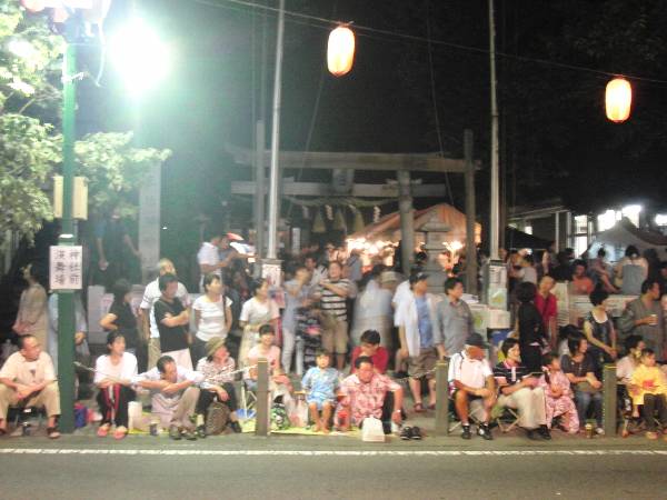 東林間神社前演舞場で次の連を待つ観客の人々