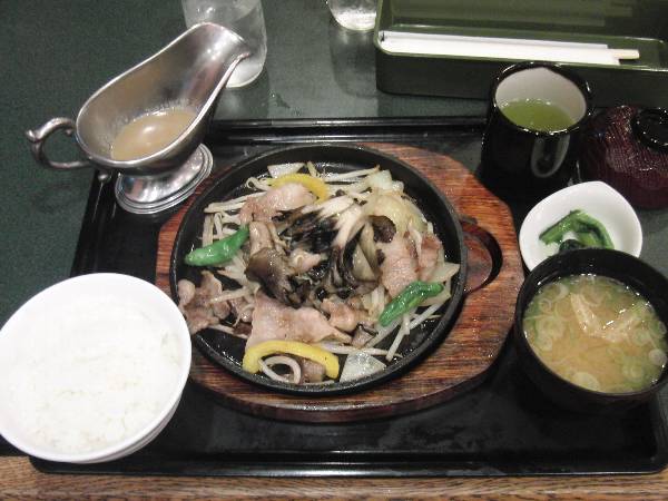上里 S.A. レストランで食べた豚と舞茸鉄板焼