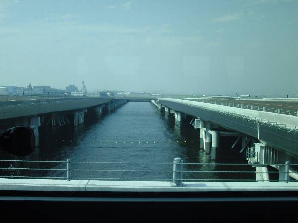 ランプウェイ橋と管理用通路橋の間の部分