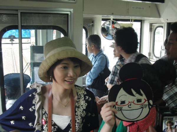 混雑した列車内のほあしさんと村井さん
