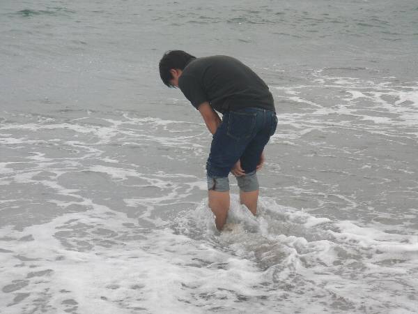 それほど暖かくない天候の中、海に入る IKKI 編集部の人