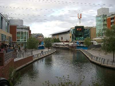 THE ORACLE の中を流れる運河