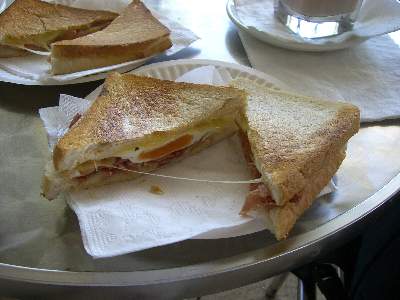 昼食は空港で買ったトースティーサンドイッチ