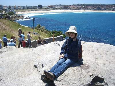 ボンダイビーチを背景に記念撮影する妻