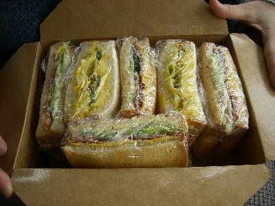 お弁当らしくボックスに納まったサンドイッチ