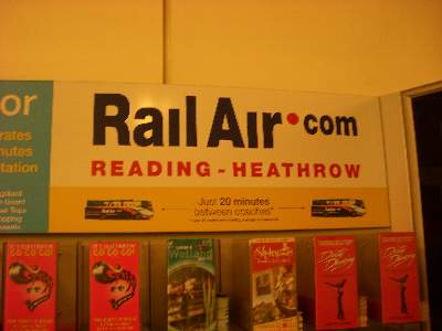 空港にあった RailAir の広告