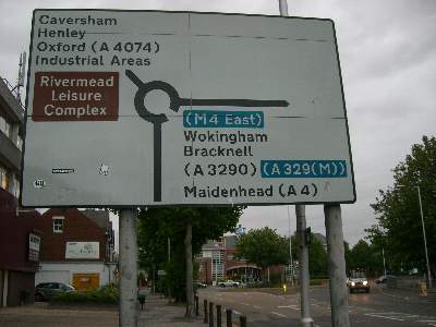 Caversham Road への分岐となるランナバウトの標識